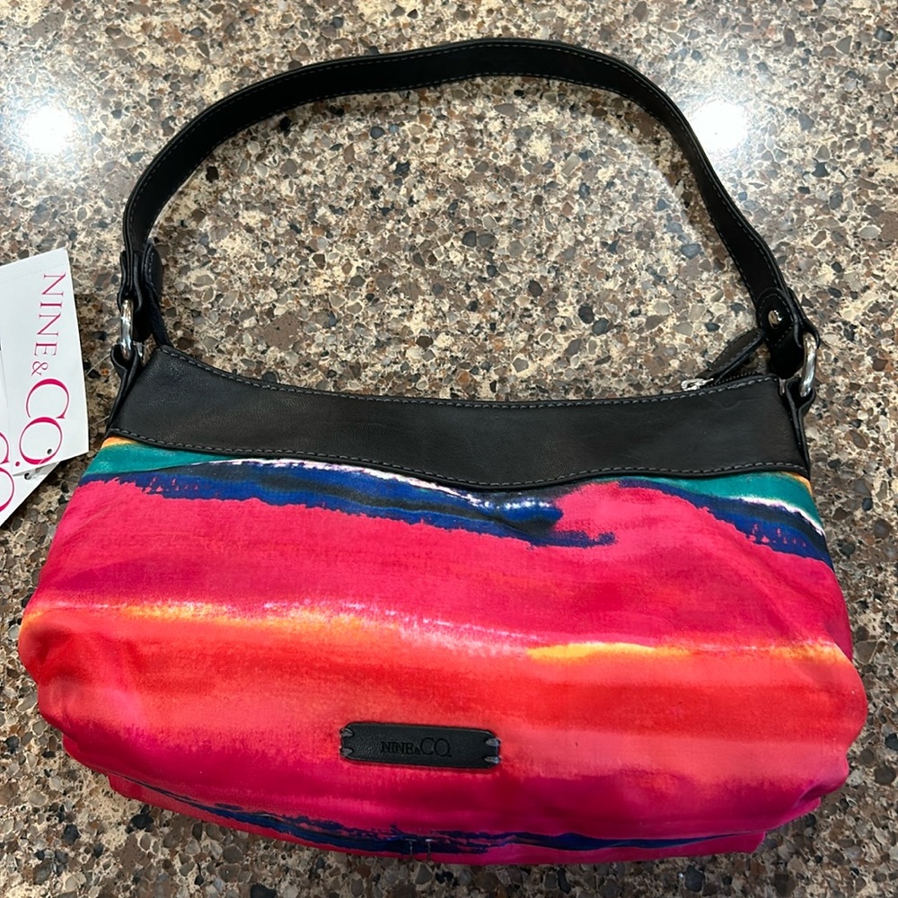 Nine & CO purse. The size of this purse is W12 & H 7.